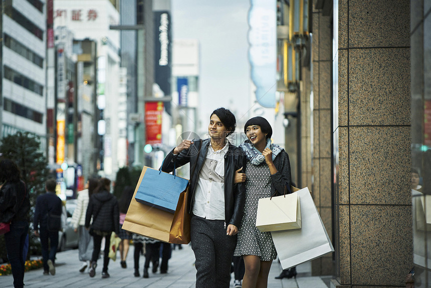 旅客夫妇在市中心逛街购物图片