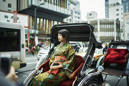 坐人力车的外国游客图片