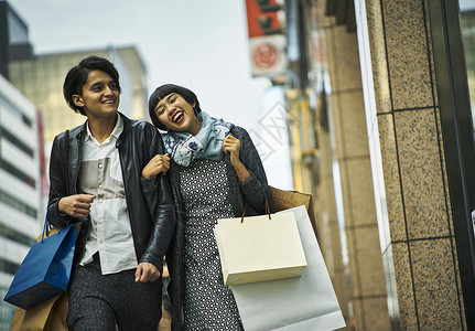 情侣在市中心购物笑脸高清图片素材