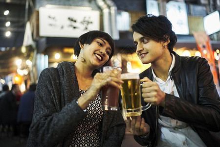 旅游外国人喝啤酒图片