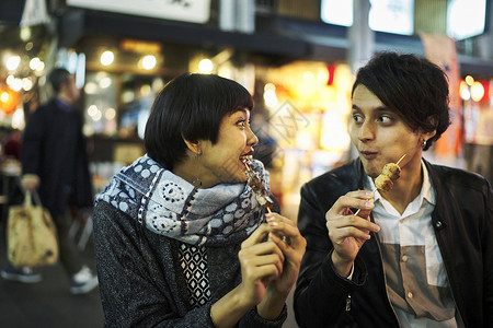 品尝美食男人观光品尝东京美食的外国人背景