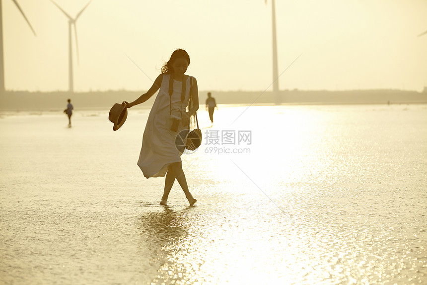 湿地旅游景点拍照的女性摄影师图片