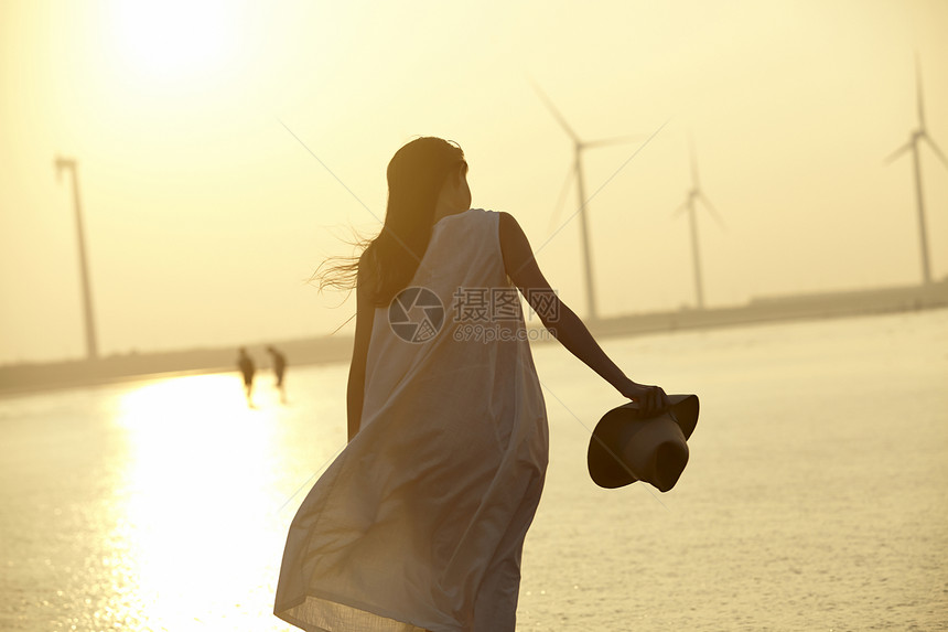 湿地旅游的女性逆光图片