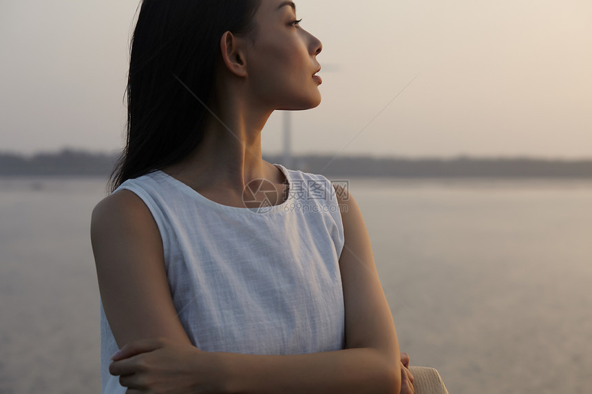 夕阳下的唯美女性图片