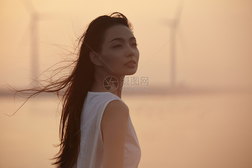 夕阳下的唯美女性图片