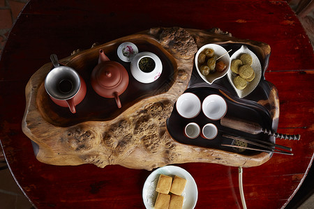 茶桌上的茶具和点心台湾图片
