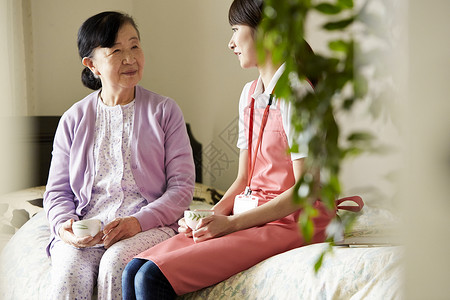 专业护理员和独居老妇人喝茶聊天高清图片