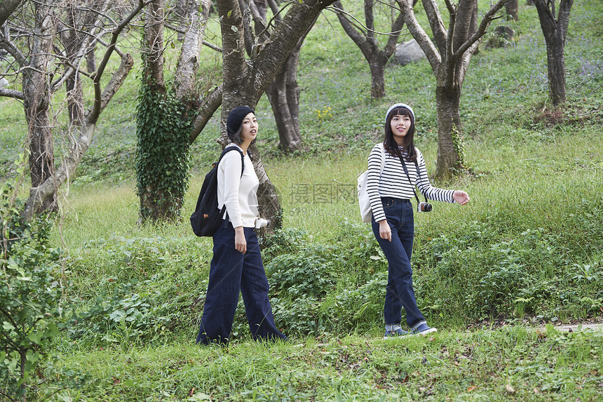 两个在田间小路散步的女人图片