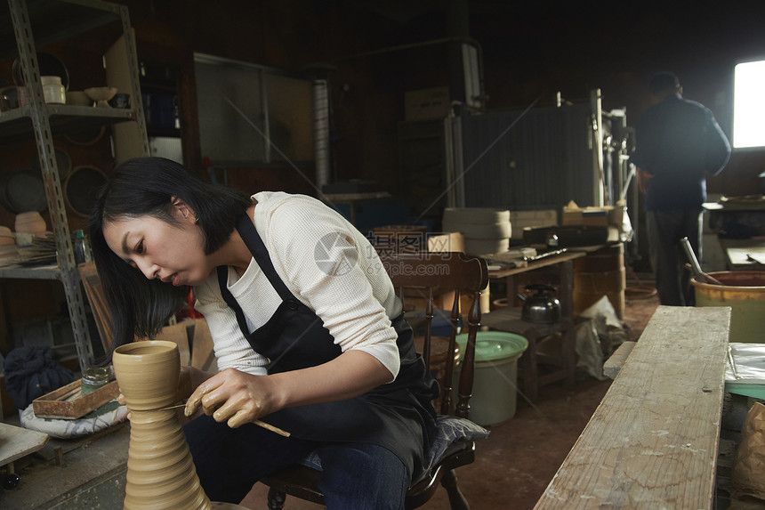 体验陶瓷制作的女人图片