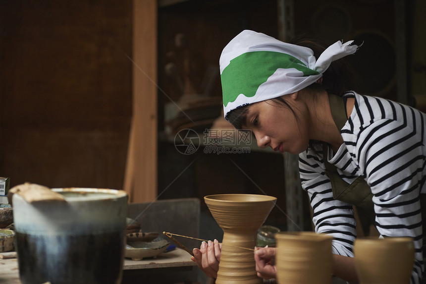 女人做陶瓷艺术图片