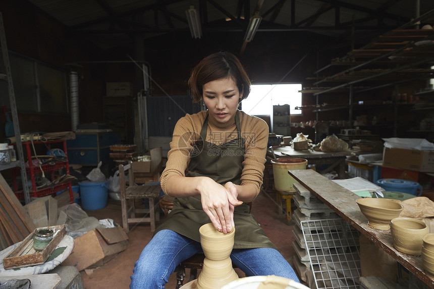 体验陶瓷制作的女人图片