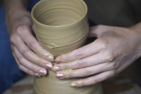 陶瓷师傅在制作陶瓷高清图片