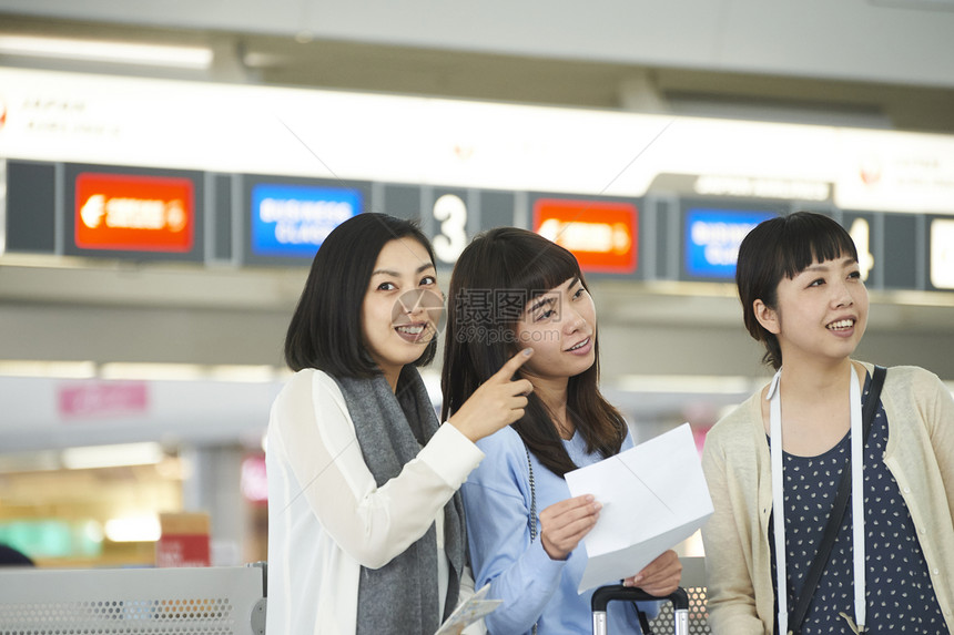 机场大厅寻找的女人们图片