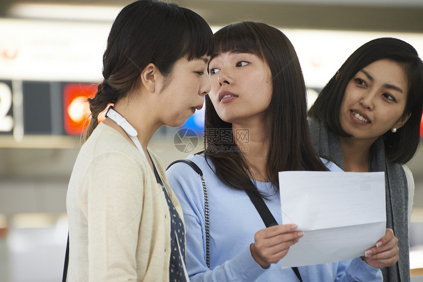 带着行李在航空站看地图的女人们图片