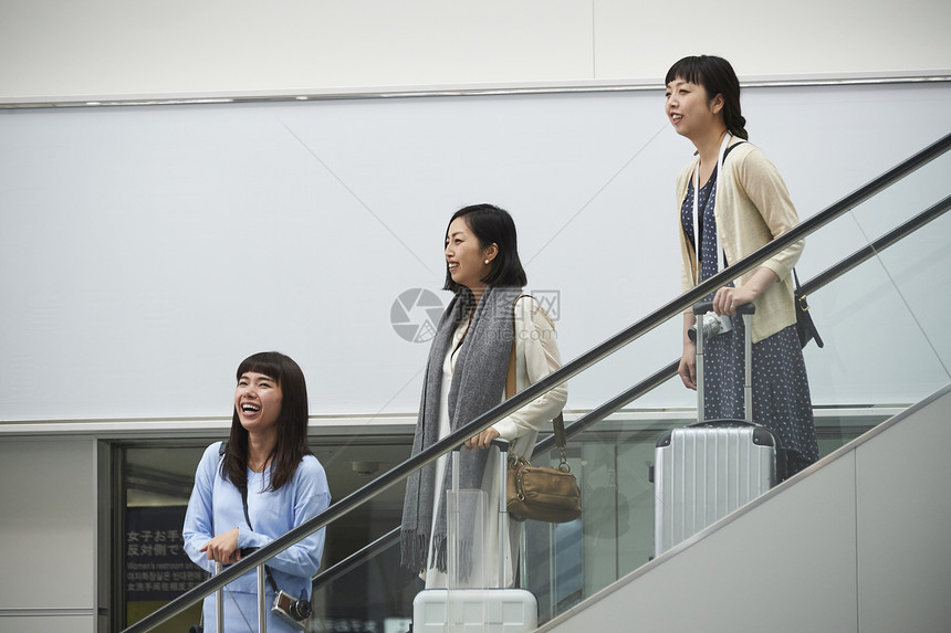 站在航空站扶梯上的女人们图片