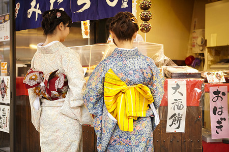 穿着和服在街上买小吃的女人浅草图片