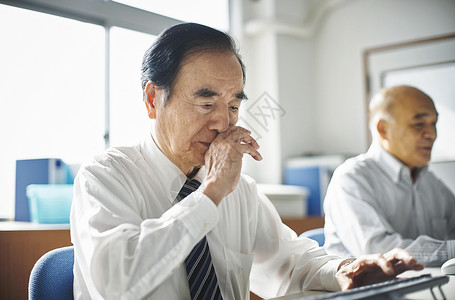 正在上班的中老年人图片