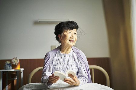 入院坐在高级病床上的老妇人背景