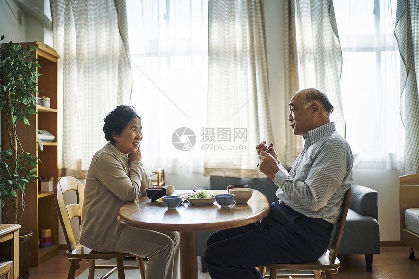 老年夫妻居家生活场景图片