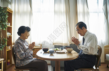 老年夫妻居家生活场景图片