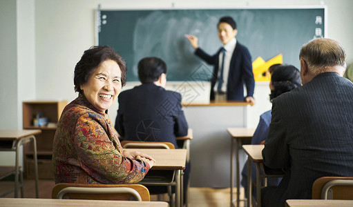 在教室里学习的老年人们背景图片