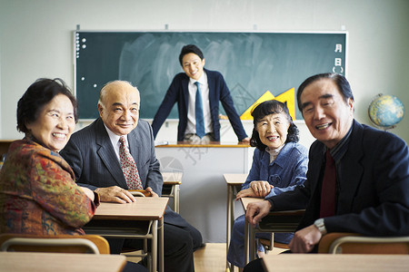 在教室里学习的老年人们背景图片