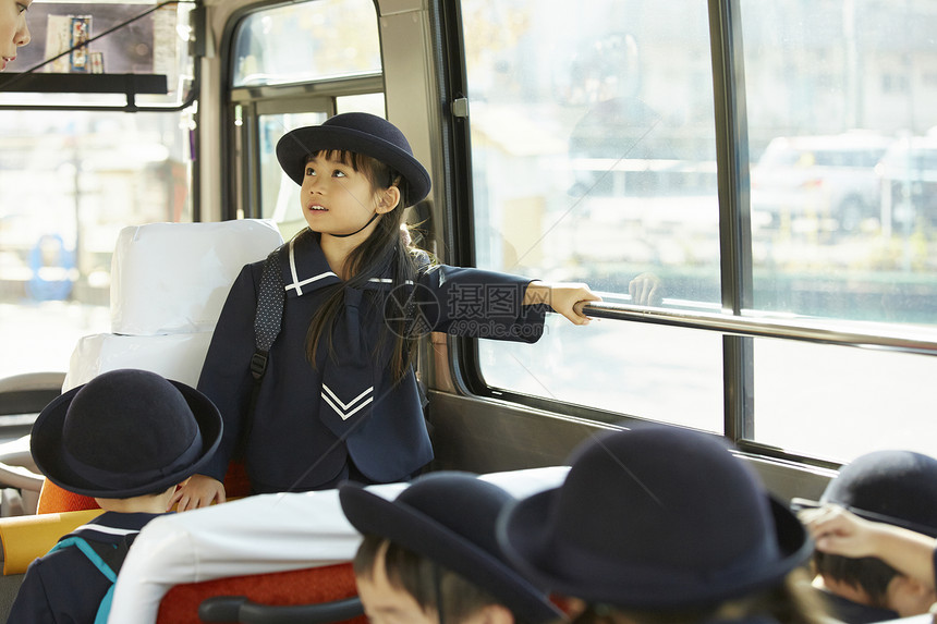 孩子们乘坐巴士图片