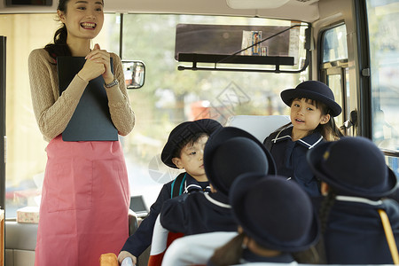 孩子们乘坐巴士上学图片