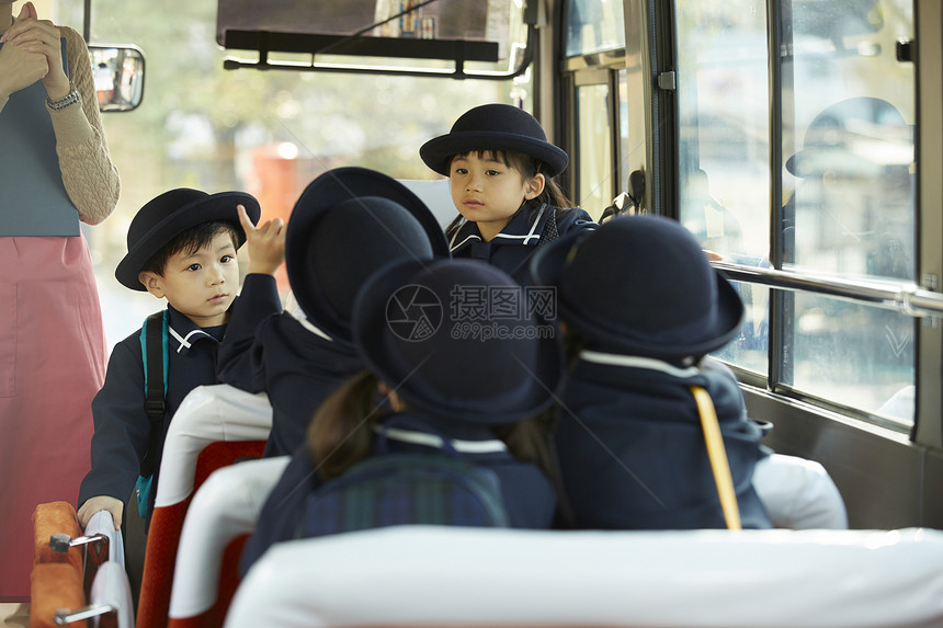孩子们乘坐巴士去上学图片