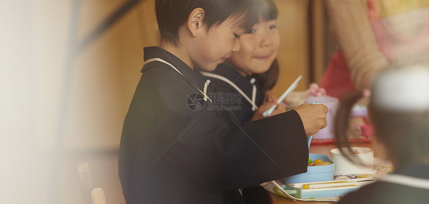 孩子们在学校的午餐时间图片