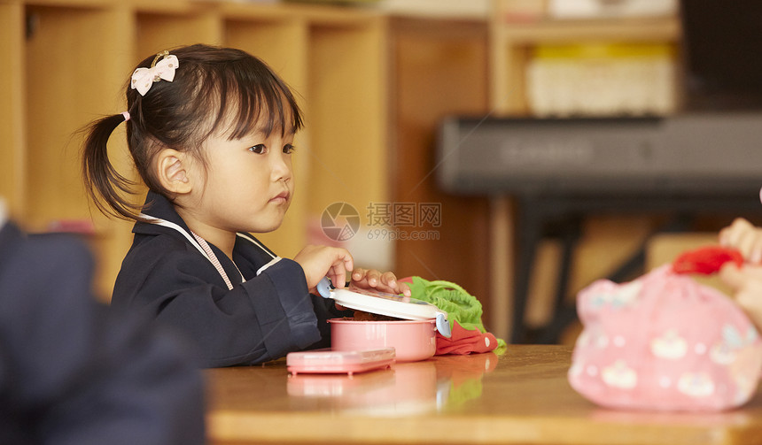 午餐时间打开便当的小女孩图片