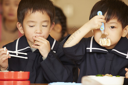 幼儿园里的小朋友一起吃午餐高清图片