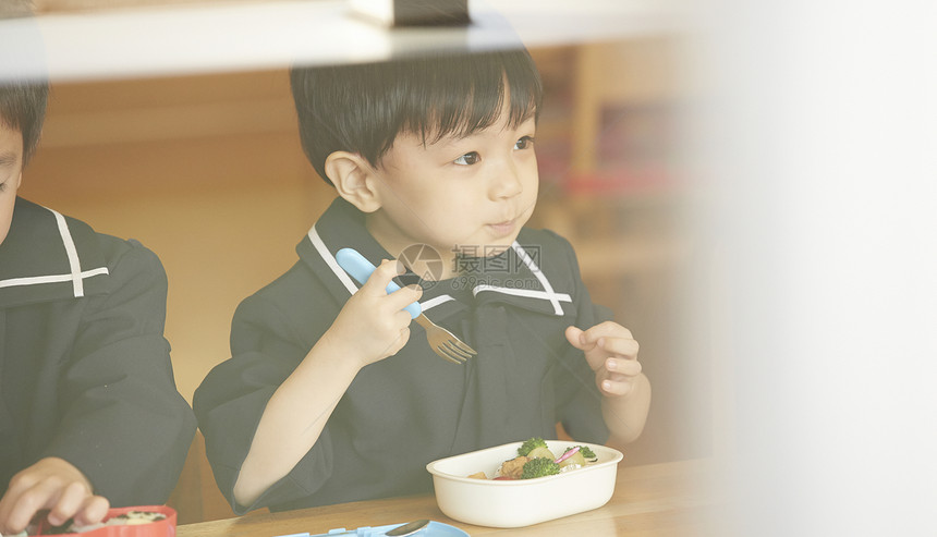 幼儿园里的小朋友一起吃午餐图片