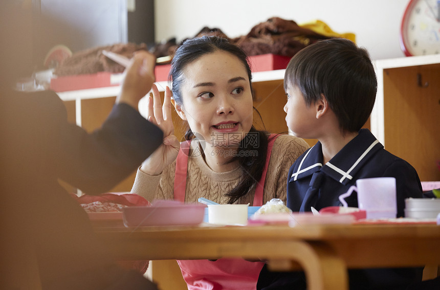 幼儿园儿童一起吃午餐图片