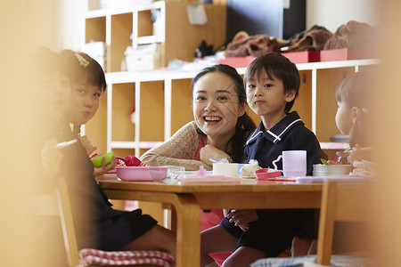 教师和学生在吃午饭图片