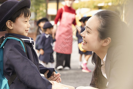 接孩子放学的职业女性孩子气的高清图片素材