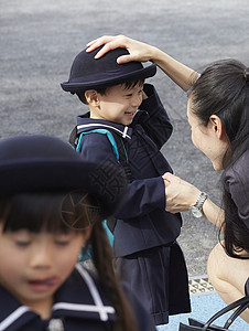 蹲下摸孩子头的母亲男孩们高清图片素材