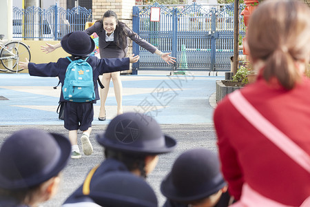 张开手臂的妈妈和小朋友跑向彼此学前班高清图片素材