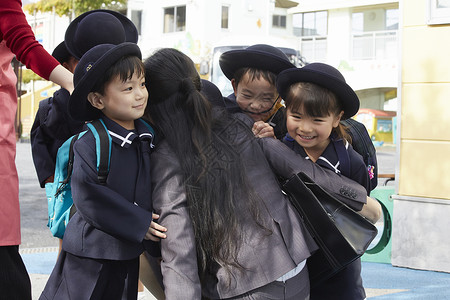 和女人拥抱的小朋友们学前班高清图片素材