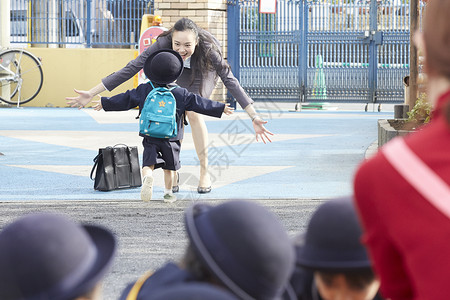 张开手臂的妈妈和小朋友跑向彼此两个人高清图片素材