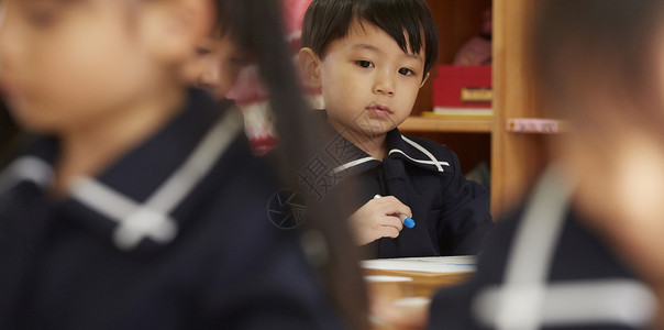 幼儿学前班孩子们在画画图片