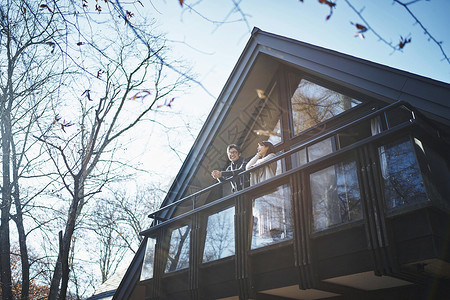 在森林度假别墅阳台远望的情侣小屋高清图片素材