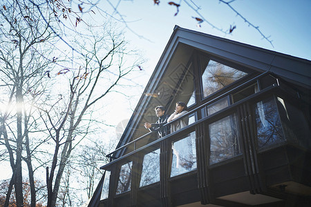 在森林度假别墅阳台远望的情侣高清图片