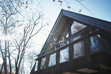 在森林度假别墅阳台远望的情侣扶手高清图片素材