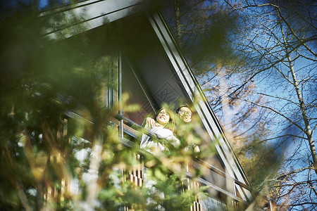 在森林度假别墅阳台远望的情侣晴天高清图片素材