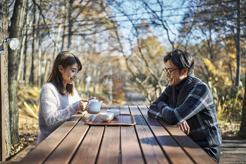 在室外喝茶聊天的情侣图片