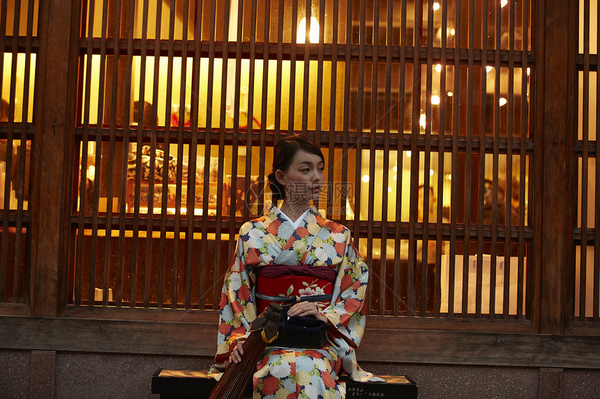 茶屋町穿着和服的女人图片