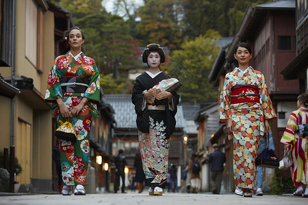 茶屋町穿着和服的女人和艺伎背景