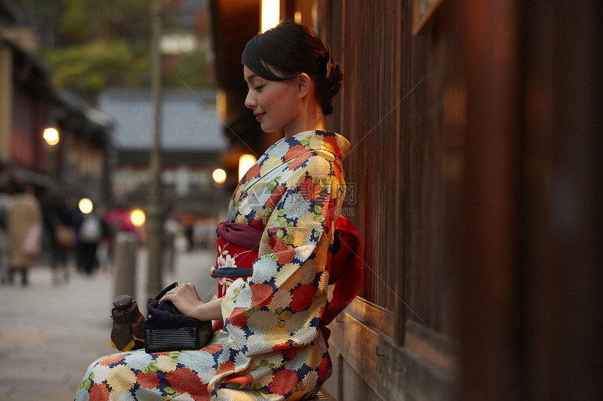 茶屋町穿着和服的女人图片