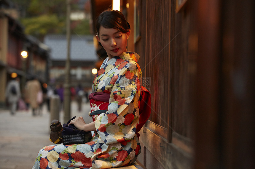 茶屋町穿着和服的女人图片